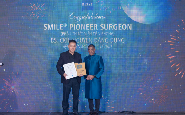 Giám đốc Bệnh viện Mắt Quốc tế DND nhận giải  “Phẫu thuật viên tiên phong mổ SMILE tại Việt Nam”